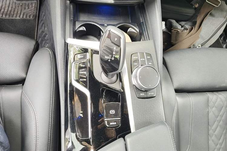 Used BMW 5 Series 2022 Second Facelift 530i Sport Line with M Sport Package Gear Lever