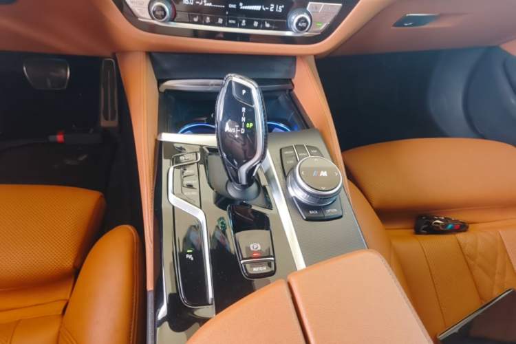 Used BMW 5 Series 2022 Updated 530i M Sport Package Gear Lever