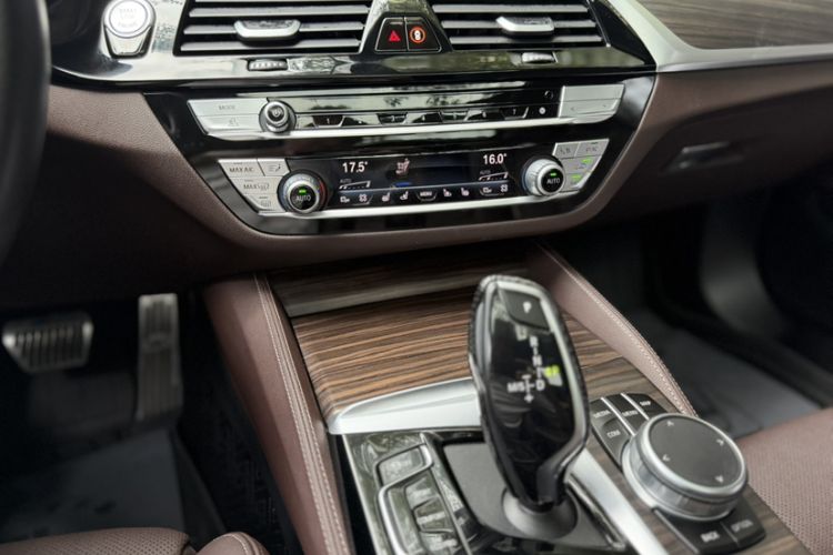 Used BMW 5 Series 2022 Second Facelift 530Li Luxury Version M Sport Package Gear Lever