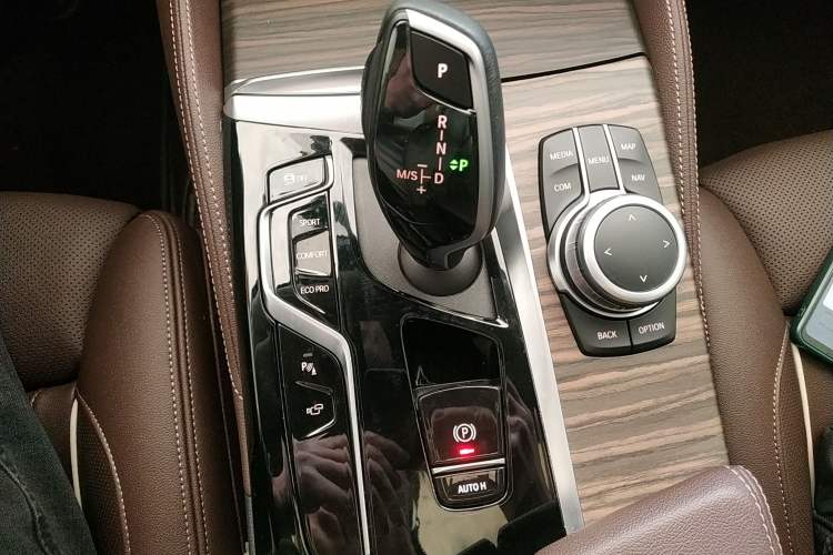 Used BMW 5 Series 2022 Second Facelift 530Li Luxury Edition Premium Package Gear Lever