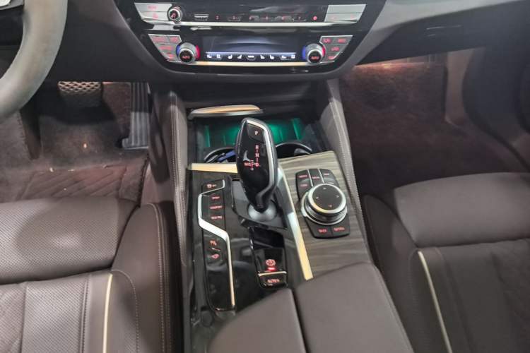 Used BMW 5 Series 2022 Second Facelift 530Li Luxury Edition Premium Package Gear Lever