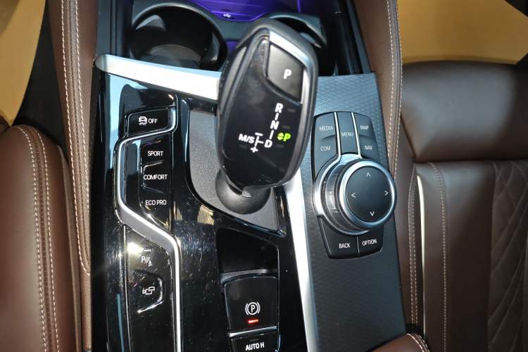 Used BMW 5 Series 2022 Restyled 540i Luxury Edition M Sport Package Gear Lever