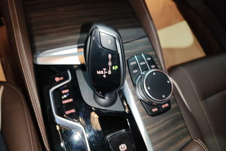 Used BMW 5 Series 2022 Second Facelift 530Li Leading Edition Luxury Package Gear Lever