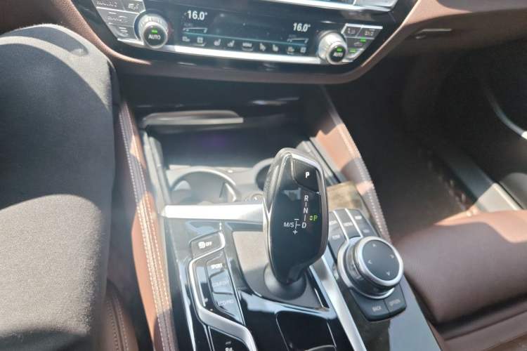 Used BMW 5 Series 2022 Second Facelift 530Li Luxury Version M Sport Package Gear Lever