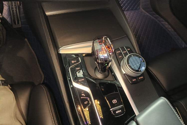 Used BMW 5 Series 2022 Restyled 540i Luxury Edition M Sport Package Gear Lever