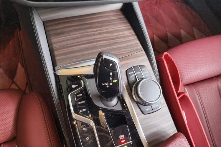 Used BMW 5 Series 2022 Second Facelift 530Li Luxury Version M Sport Package Gear Lever