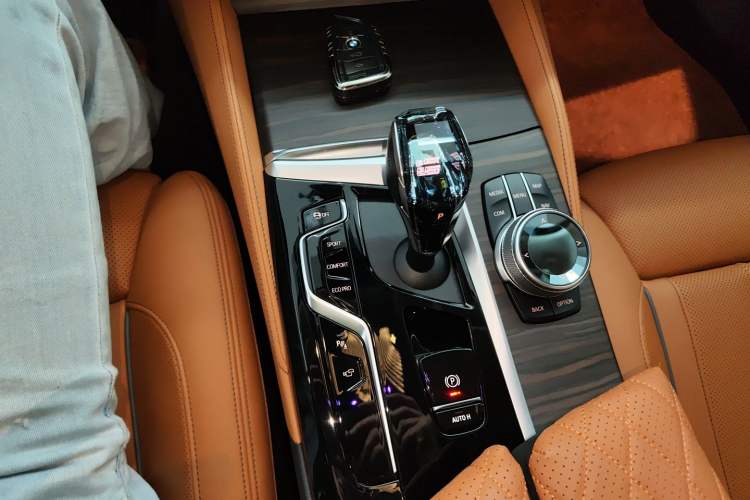 Used BMW 5 Series 2022 Updated 530Li Luxury Edition Premium Package Gear Lever