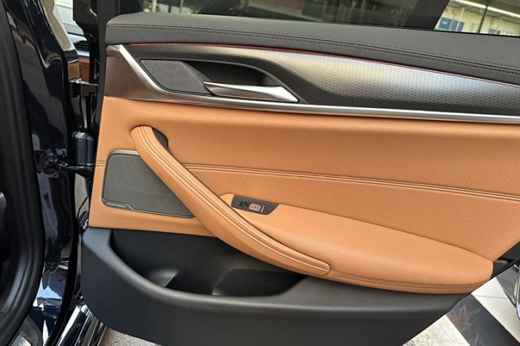 Used BMW 5 Series 2022 Updated 530i M Sport Package Interior 7