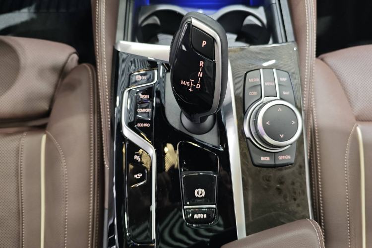 Used BMW 5 Series 2022 Second Facelift 530Li Luxury Version M Sport Package Interior 9