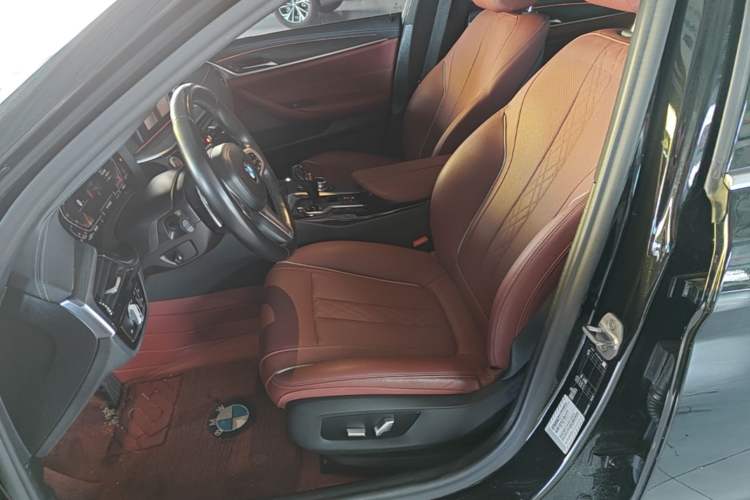 Used BMW 5 Series 2022 Restyled 530Li Leading Edition M Sport Package Left Front Seat