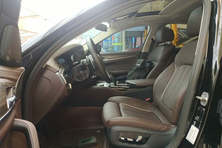 Used BMW 5 Series 2022 Second Facelift 530Li Luxury Edition Premium Package Left Front Seat
