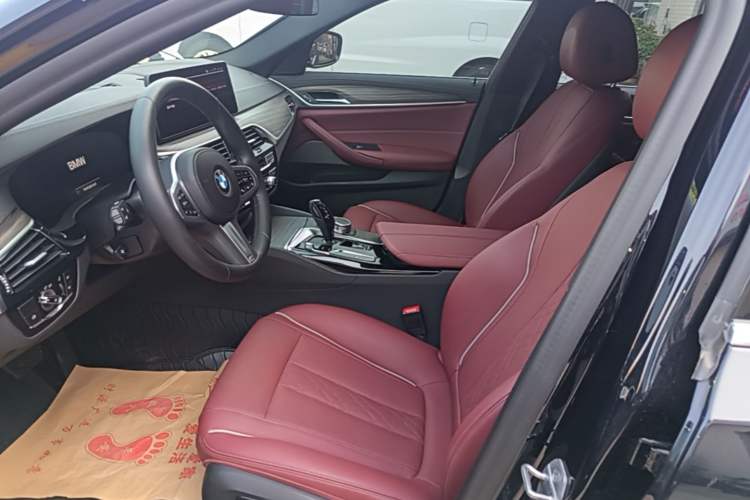 Used BMW 5 Series 2022 Restyled 530Li Leading Edition M Sport Package Left Front Seat