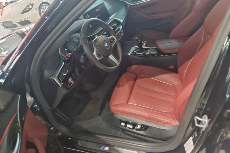 Used BMW 5 Series 2022 Second Facelift 530Li Luxury Version M Sport Package Left Front Seat
