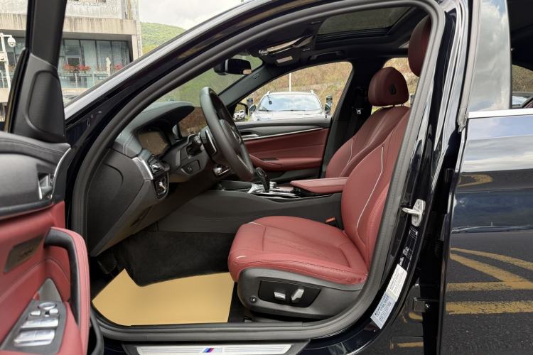 Used BMW 5 Series 2022 Restyled 530Li Leading Edition M Sport Package Left Front Seat