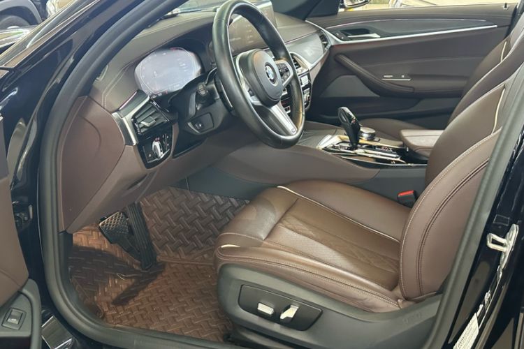 Used BMW 5 Series 2022 Restyled 530Li Leading Edition M Sport Package Left Front Seat