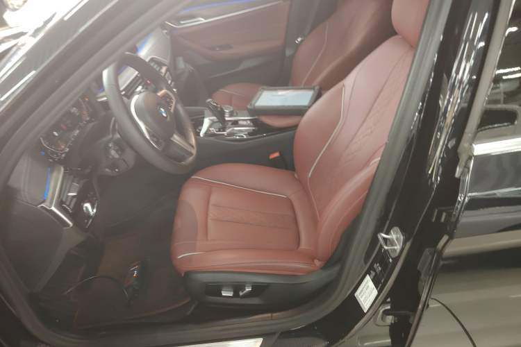 Used BMW 5 Series 2022 Restyled 530Li Leading Edition M Sport Package Left Front Seat