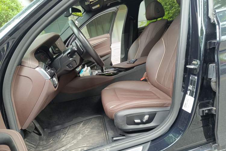 Used BMW 5 Series 2022 Restyled 530Li Leading Edition M Sport Package Left Front Seat
