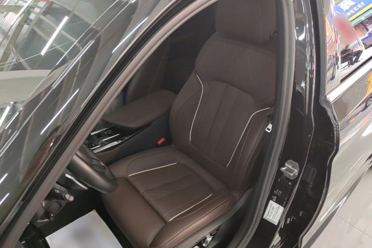 Used BMW 5 Series 2022 Restyled 530Li Luxury Edition M Sport Package Left Front Seat