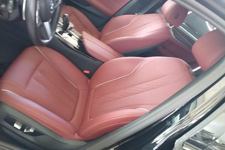 Used BMW 5 Series 2022 Restyled 530Li Leading Edition M Sport Package Left Front Seat