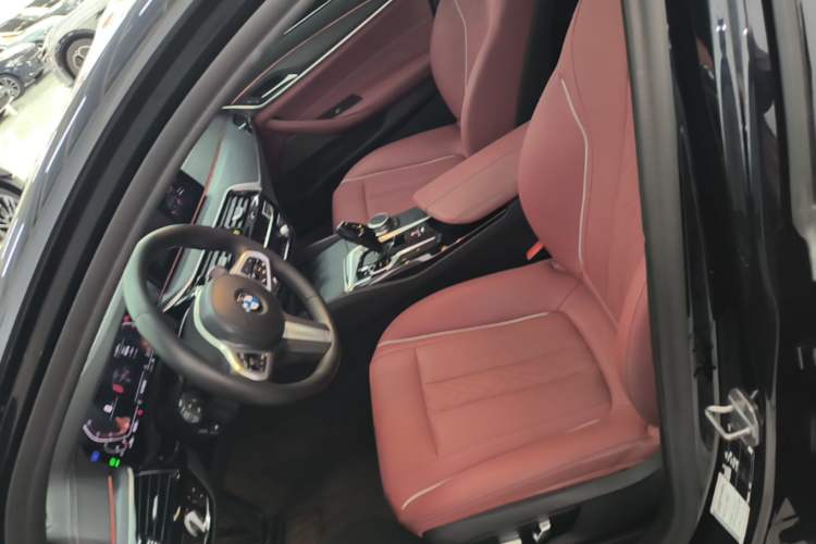 Used BMW 5 Series 2022 Restyled 530Li Leading Edition M Sport Package Left Front Seat