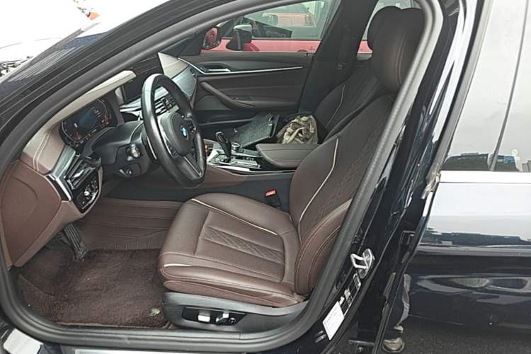 Used BMW 5 Series 2022 Restyled 530Li Leading Edition M Sport Package Left Front Seat