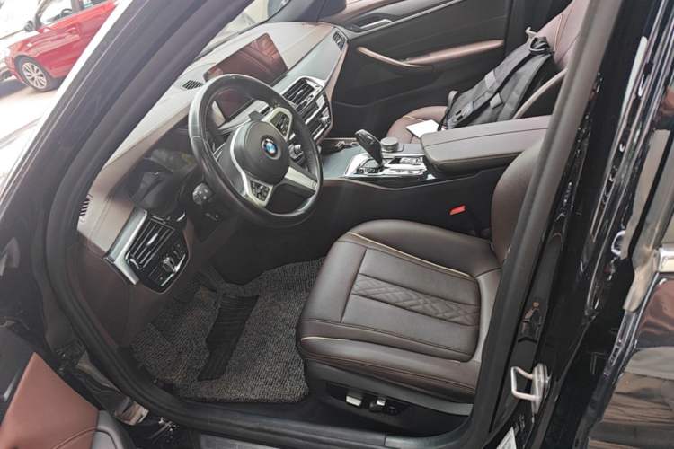 Used BMW 5 Series 2022 Restyled 530Li Leading Edition M Sport Package Left Front Seat
