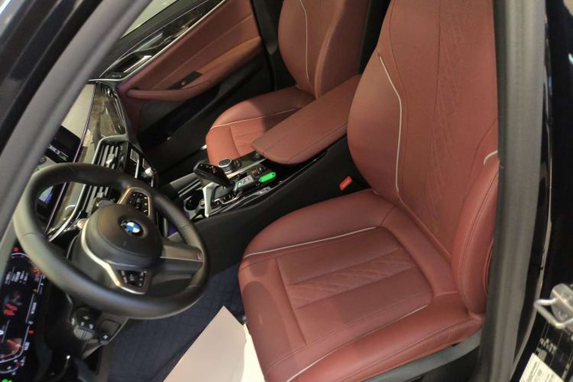 Used BMW 5 Series 2022 Restyled 530Li Leading Edition M Sport Package Left Front Seat