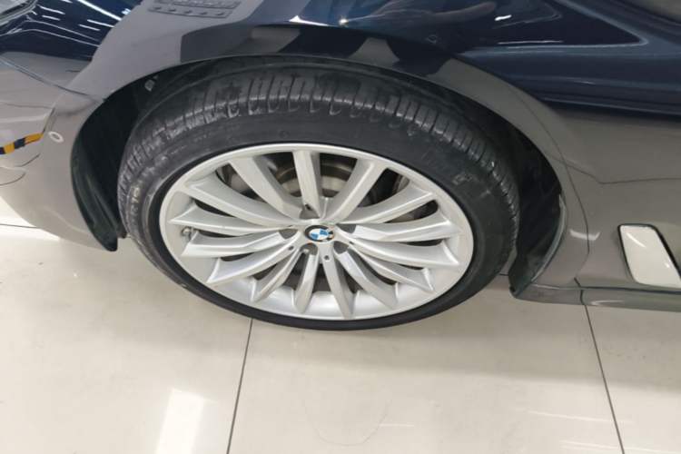 Used BMW 5 Series 2022 Second Facelift 530Li Executive Luxury Package Left Front Wheel Hub