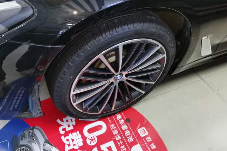 Used BMW 5 Series 2022 Restyled 530Li Leading Edition M Sport Package Left Front Wheel Hub