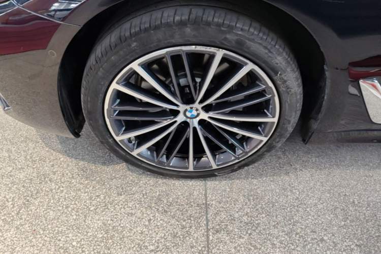 Used BMW 5 Series 2022 Restyled 530Li Leading Edition M Sport Package Left Front Wheel Hub