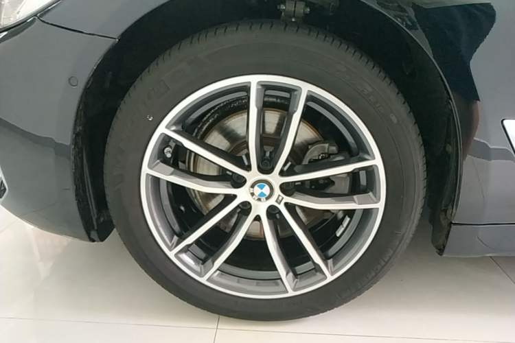 Used BMW 5 Series 2022 Second Facelift 525Li M Sport Package Left Front Wheel Hub