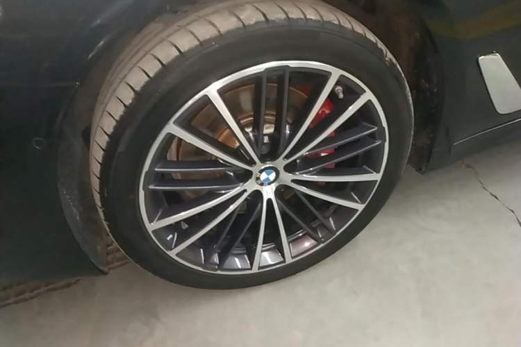 Used BMW 5 Series 2022 Revised Version 530Li xDrive M Sport Package Left Front Wheel Hub