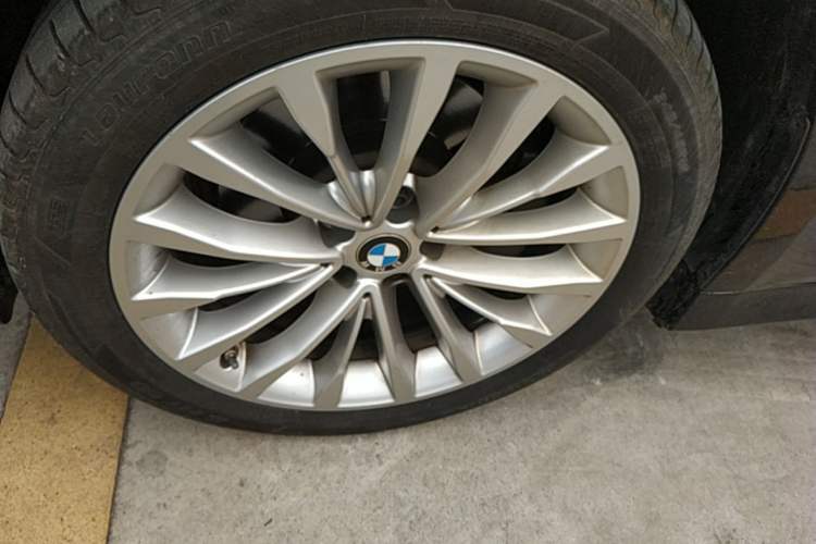 Used BMW 5 Series 2022 Restyled 525Li Luxury Package Left Front Wheel Hub