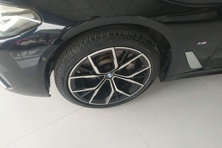 Used BMW 5 Series 2022 Revised Version 3 530Li Luxury Edition M Sport Package Left Front Wheel Hub