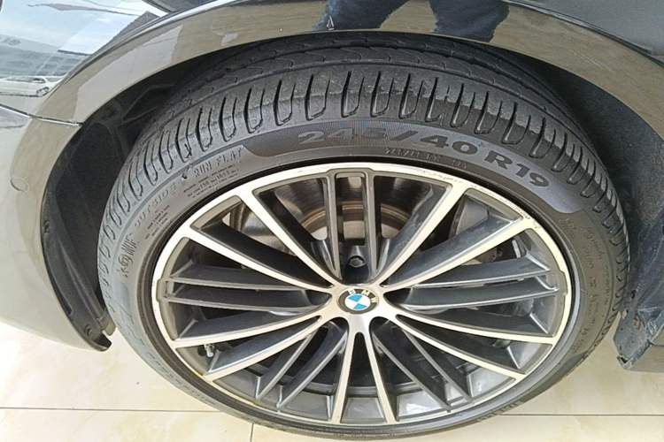 Used BMW 5 Series 2022 Restyled 530Li Leading Edition M Sport Package Left Front Wheel Hub
