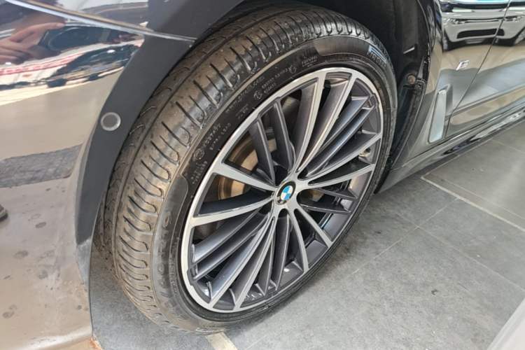 Used BMW 5 Series 2022 Restyled 530Li Leading Edition M Sport Package Left Front Wheel Hub