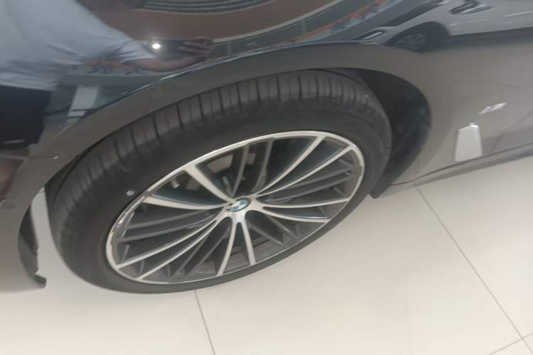 Used BMW 5 Series 2022 Second Facelift 530Li Leading Edition M Sport Package Left Front Wheel Hub