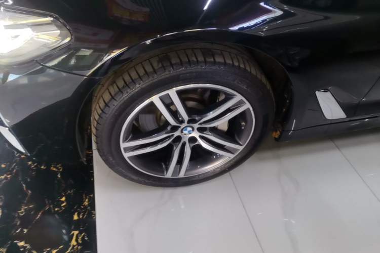 Used BMW 5 Series 2022 Second Facelift 530Li Leading Edition Luxury Package Left Front Wheel Hub