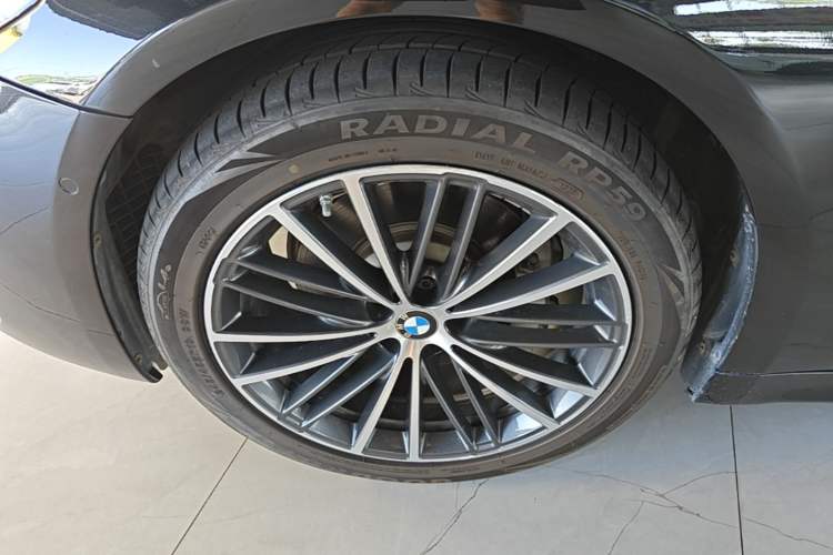 Used BMW 5 Series 2022 Restyled 530Li Leading Edition M Sport Package Left Front Wheel Hub