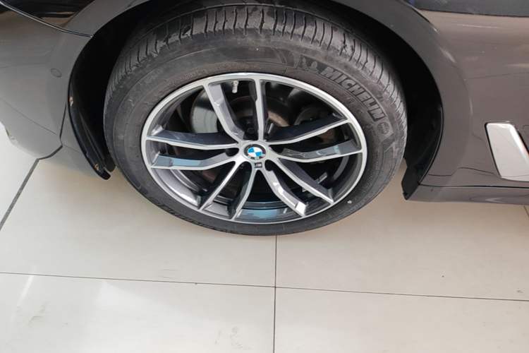 Used BMW 5 Series 2022 Restyled 525Li M Sport Package Left Front Wheel Hub