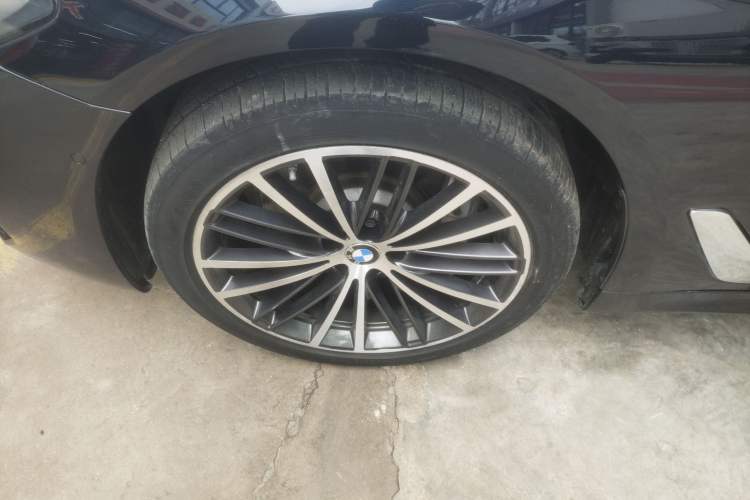 Used BMW 5 Series 2022 Restyled 530Li Leading Edition M Sport Package Left Front Wheel Hub