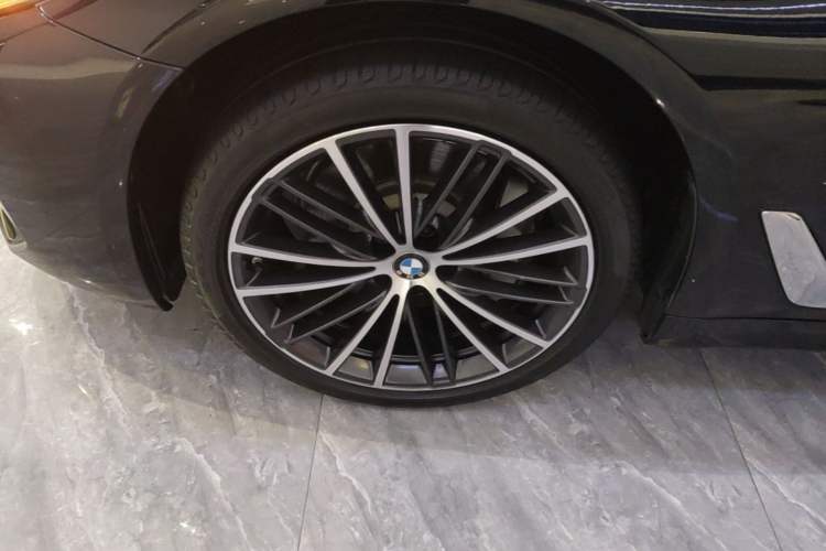 Used BMW 5 Series 2022 Second Facelift 530Li Leading Edition M Sport Package Left Front Wheel Hub