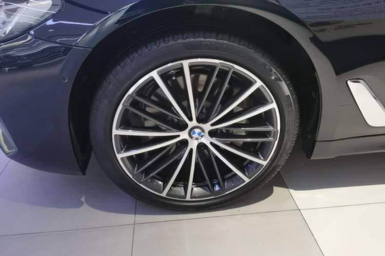 Used BMW 5 Series 2022 Restyled 530Li Leading Edition M Sport Package Left Front Wheel Hub