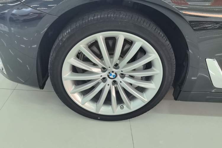 Used BMW 5 Series 2022 Second Facelift 530Li Luxury Edition Premium Package Left Front Wheel Hub