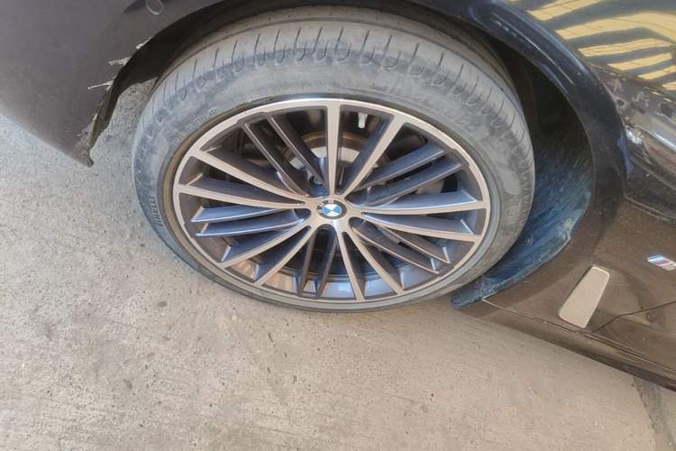 Used BMW 5 Series 2022 Restyled 530Li Leading Edition M Sport Package Left Front Wheel Hub