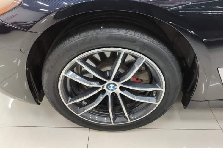 Used BMW 5 Series 2022 525Li M Sport Package Left Front Wheel Hub