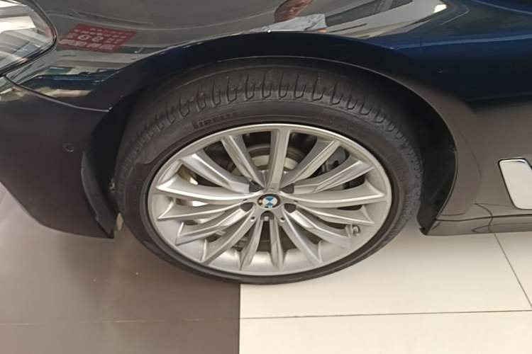 Used BMW 5 Series 2022 Updated 530Li Luxury Edition Premium Package Left Front Wheel Hub