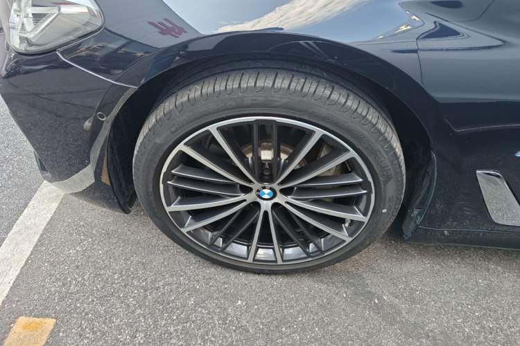 Used BMW 5 Series 2022 Restyled 530Li Leading Edition M Sport Package Left Front Wheel Hub