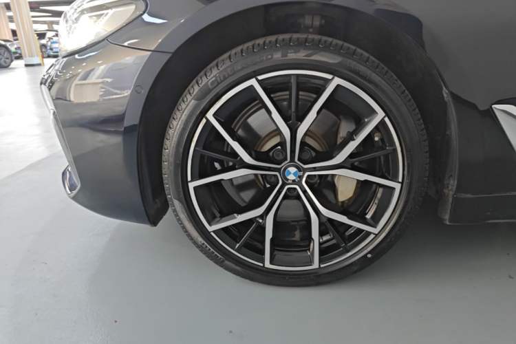 Used BMW 5 Series 2022 Second Facelift 530Li Luxury Version M Sport Package Left Front Wheel Hub