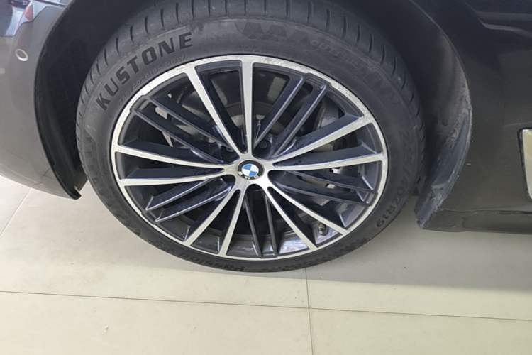 Used BMW 5 Series 2022 Restyled 530Li Leading Edition M Sport Package Left Front Wheel Hub